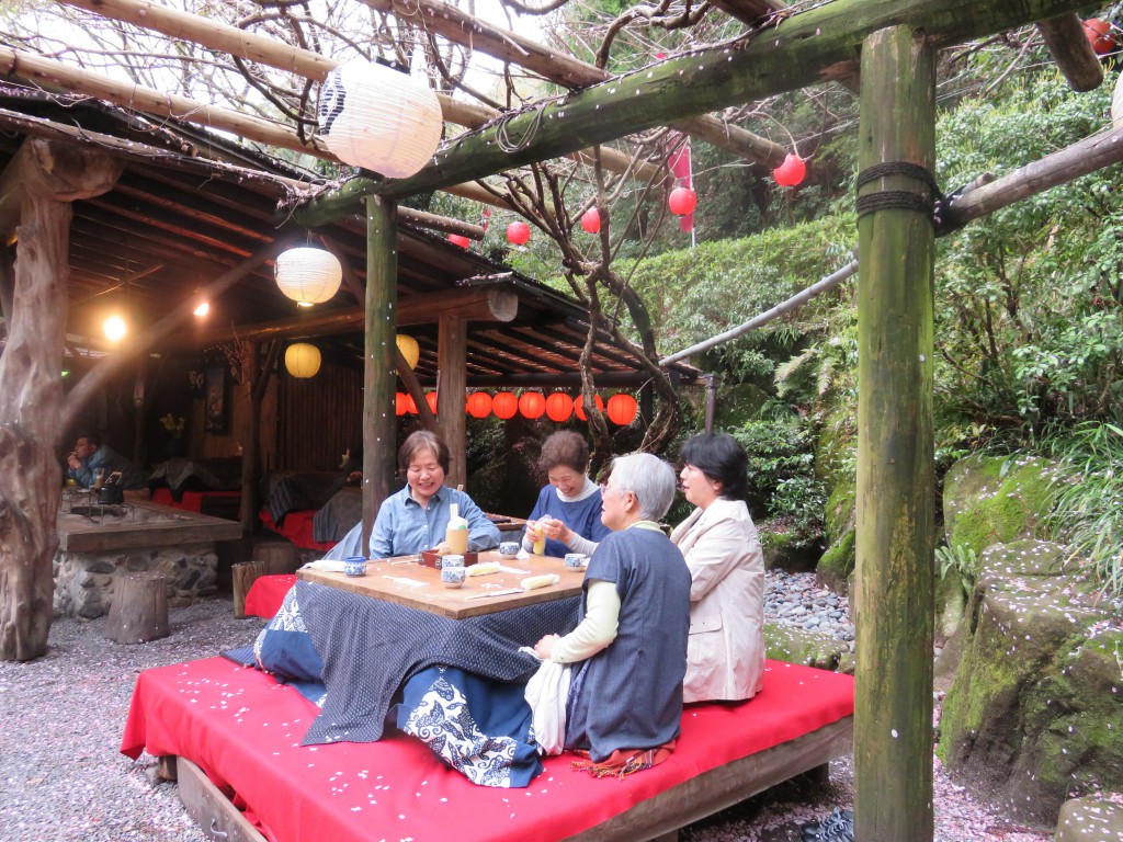 さくら舞い散る中　山賊むすび・山賊焼きを待つ