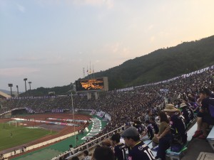 スタジアムに夕闇が迫ります