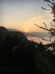 雲の上から太陽が